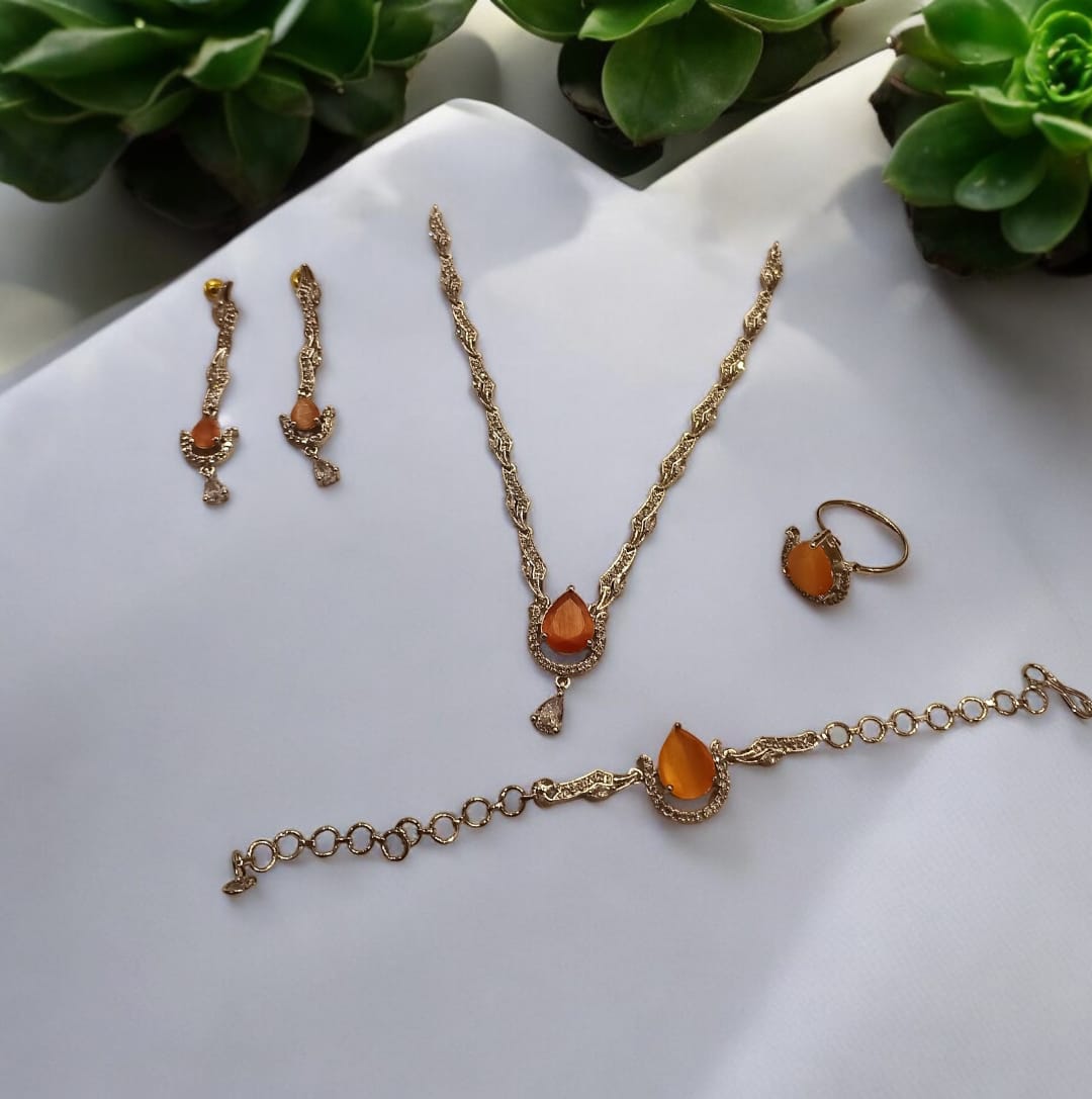 Latenee Necklace Set
