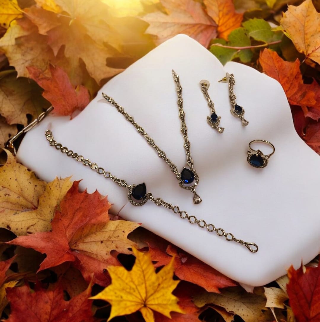 Latenee Necklace Set