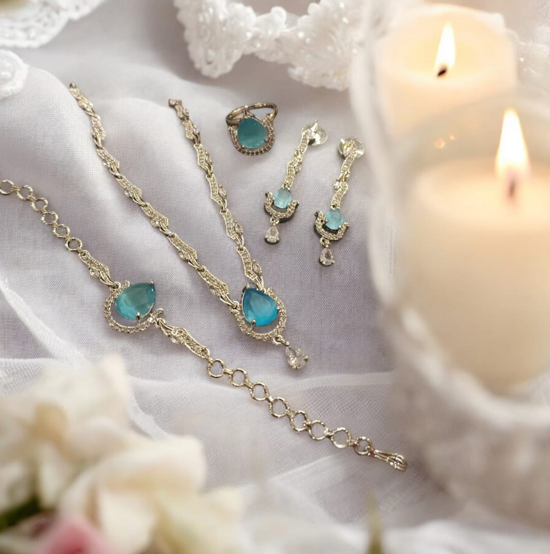 Latenee Necklace Set