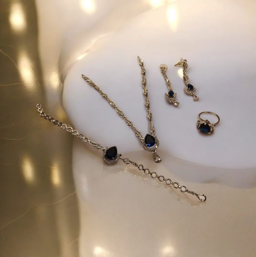 Latenee Necklace Set